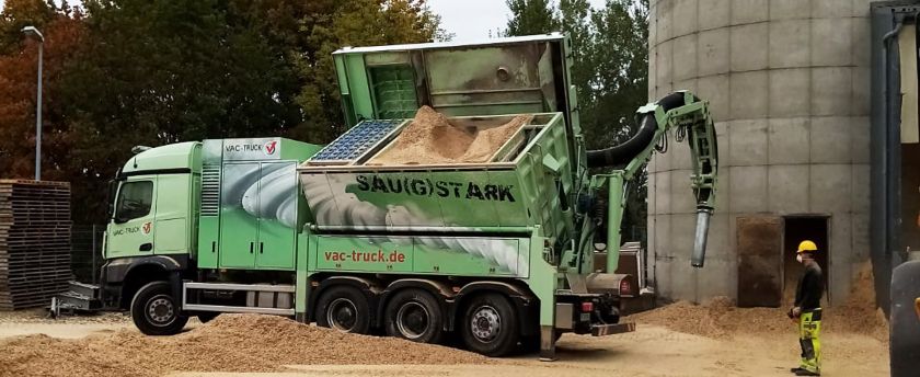 Kanalreinigung und Rohrreinigung Osterhofen - Saugarbeiten